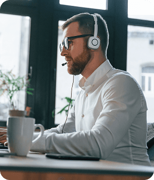 Pessoa com fone trabalhando